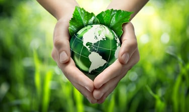 Manos sosteniendo un planeta verde